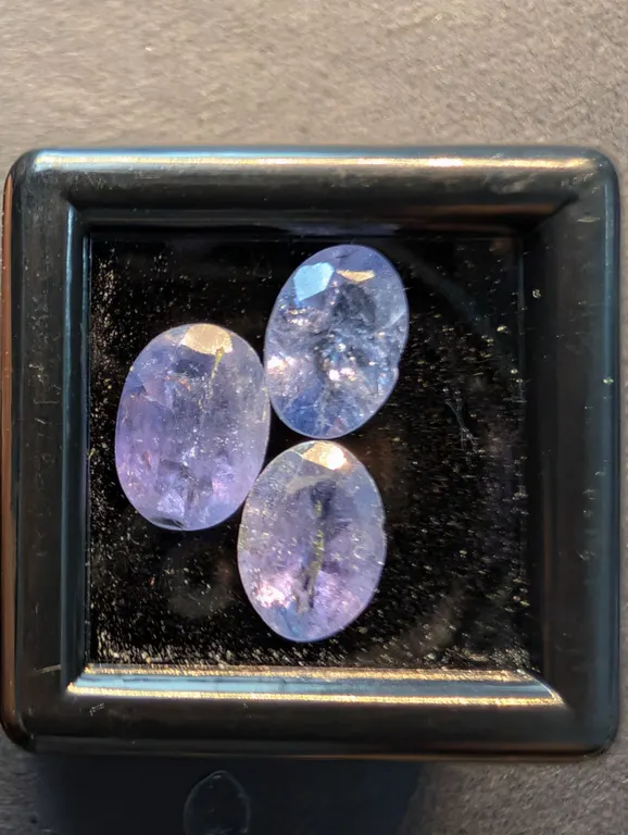 GENUINE TANZANITE (APP 2CT)GEM STONES