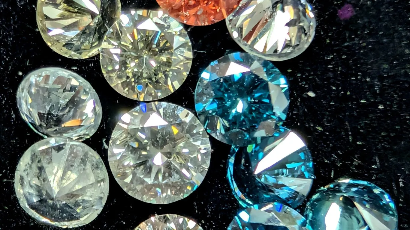 ASSORTED LAB DIAMOND (APP 1CT), SUGGESTED RETAIL VALUE $800