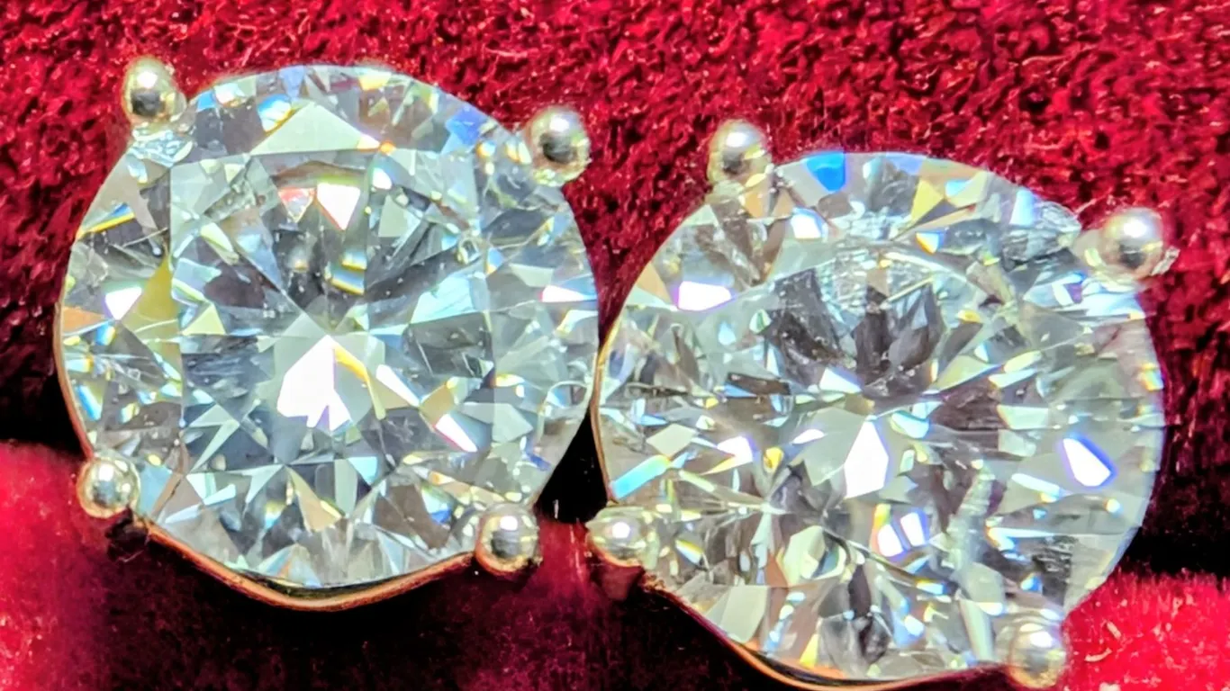 10K(0.8G), LAB DIAMOND (1.4CT)EARRING, APPRAISED INSURANCE VALUE $2100