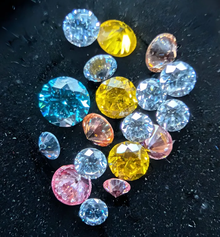 FANCY COLOR LAB DIAMOND (APP 1CT), SUGGESTED RETAIL VALUE $800