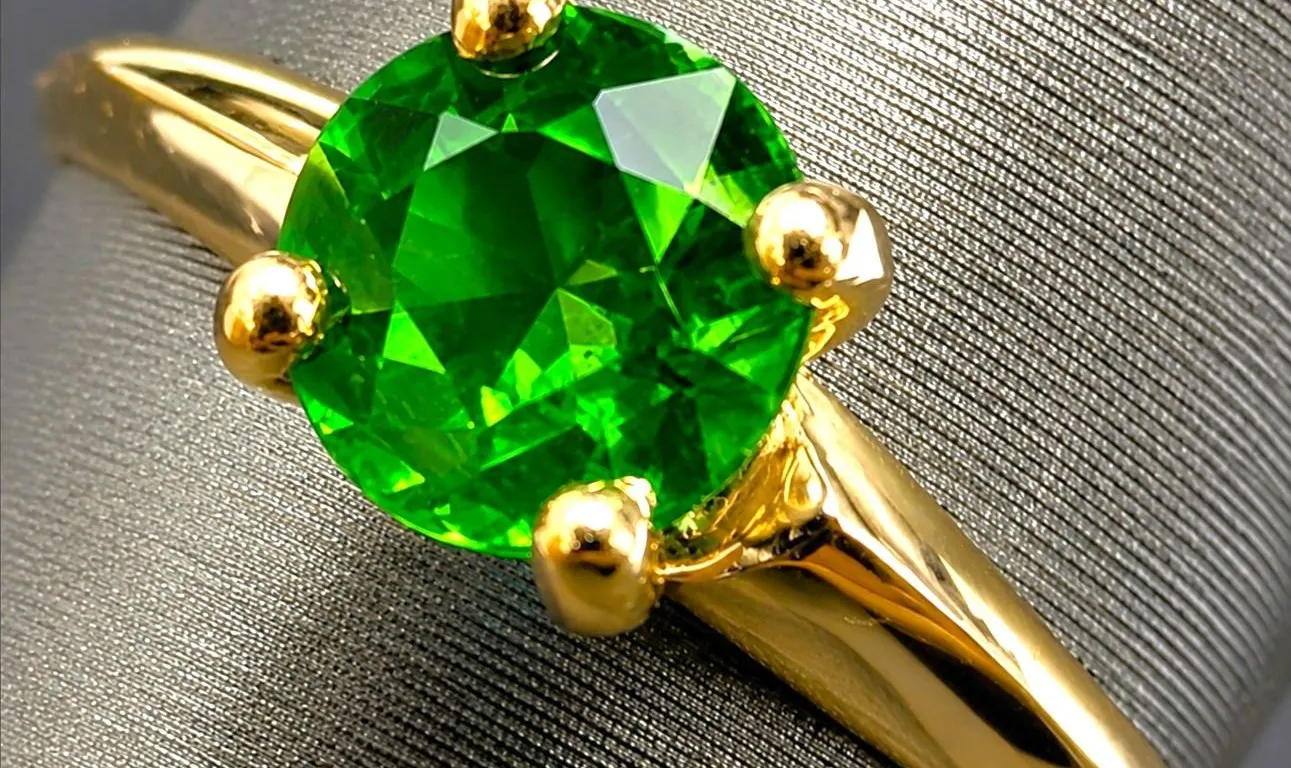 10K(1.6G), CHROME DIOPSIDE (0.9CT)RING, SIZE 6, SUGGESTED RETAIL VALUE $2200