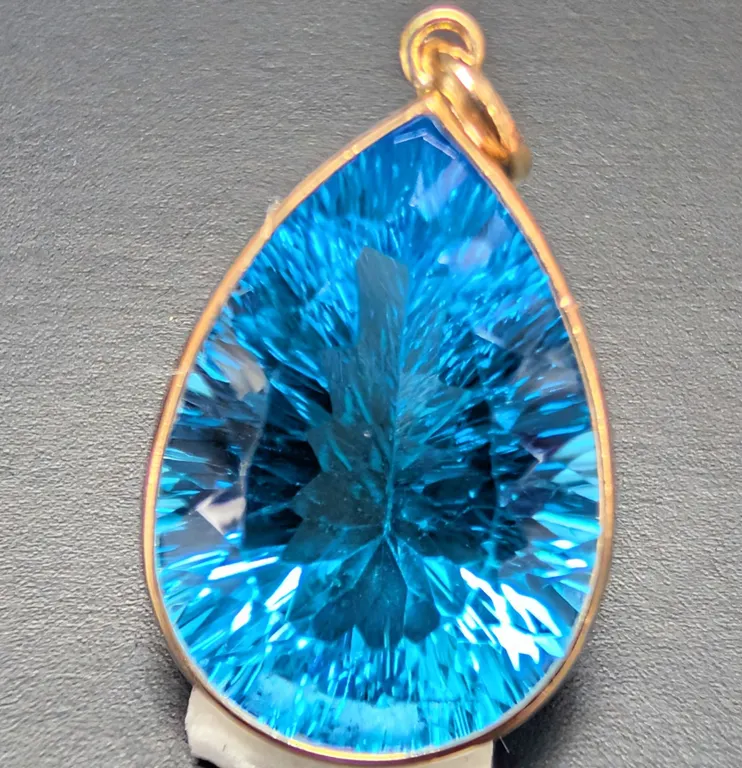 10K(2G), BLUE TOPAZ (8.5CT) PENDANT, SUGGESTED RETAIL VALUE $1200
