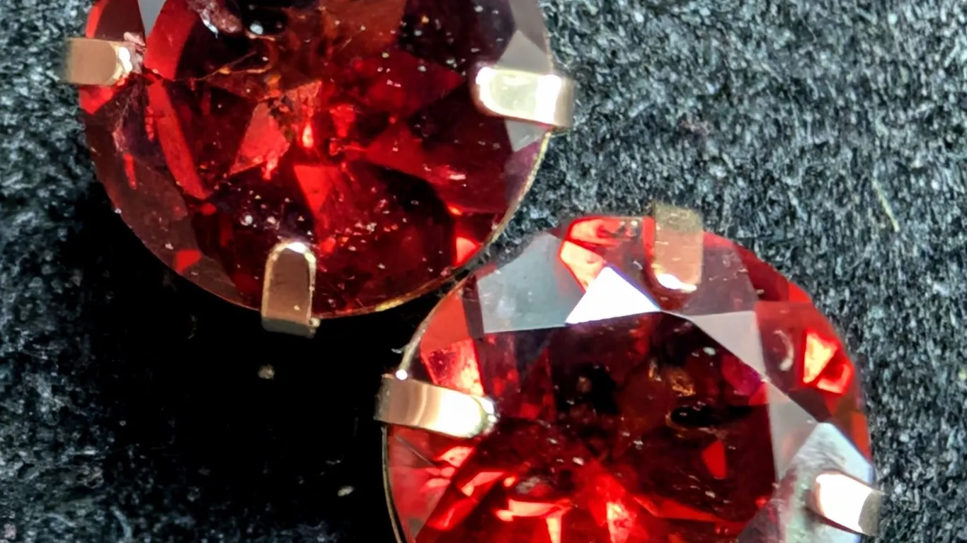 14K GARNET (1.96CT)EARRING, SUGGESTED RETAIL VALUE $600