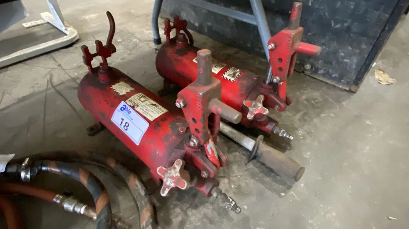PAIR OF PRINCE 3000PSI HYDRAULIC HAND OPERATED PUMPS