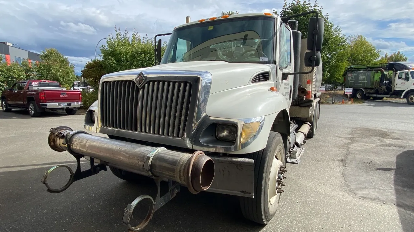 2006 INTERNATIONAL 7600 AQUATECH B10 COMBO TRUCK, 2DR VAC TRUCK, WHITE, VIN 1HTWGAZR56J324631,