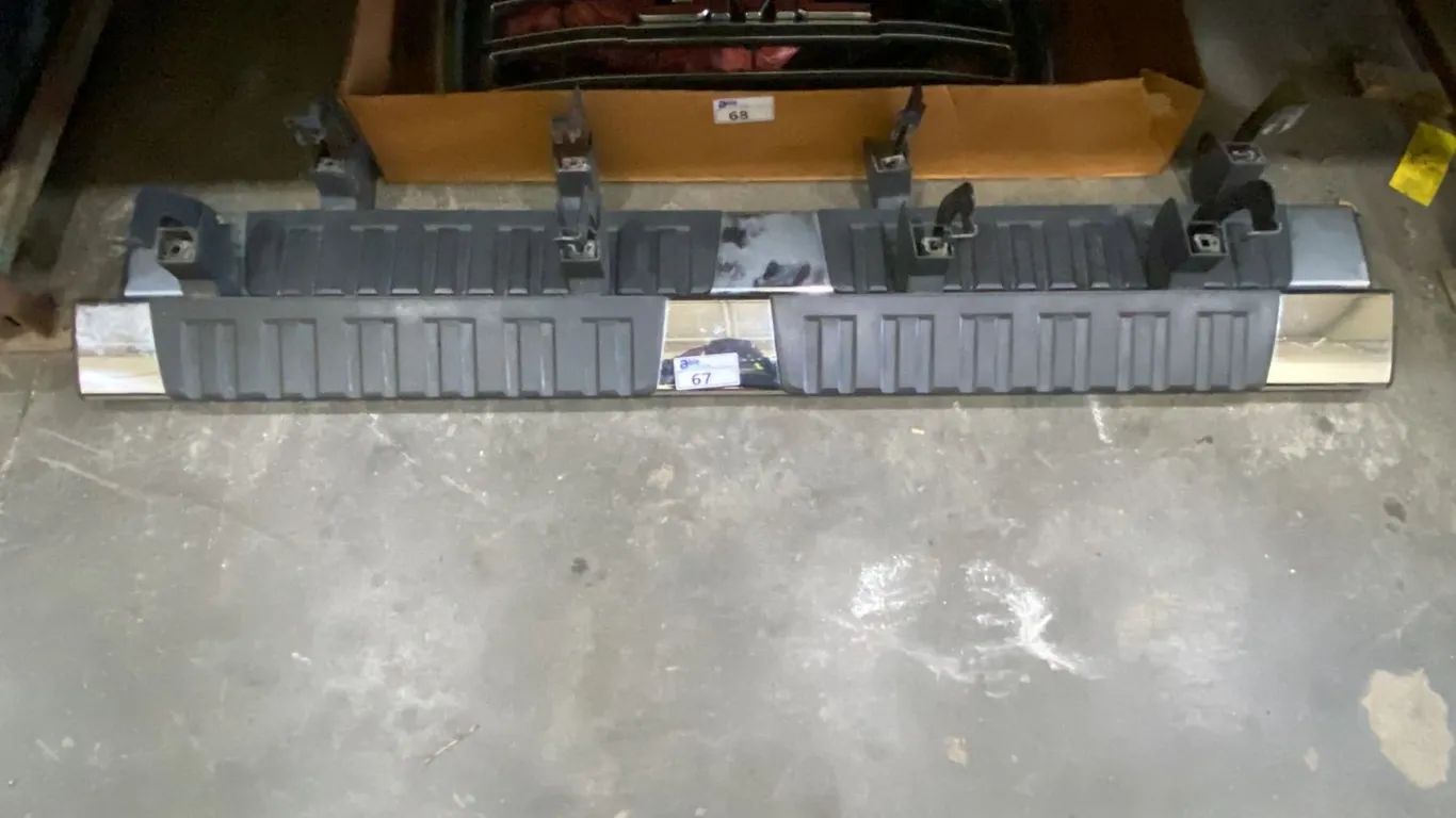 PAIR OF 2018 GMC TRUCK RUNNING BOARDS