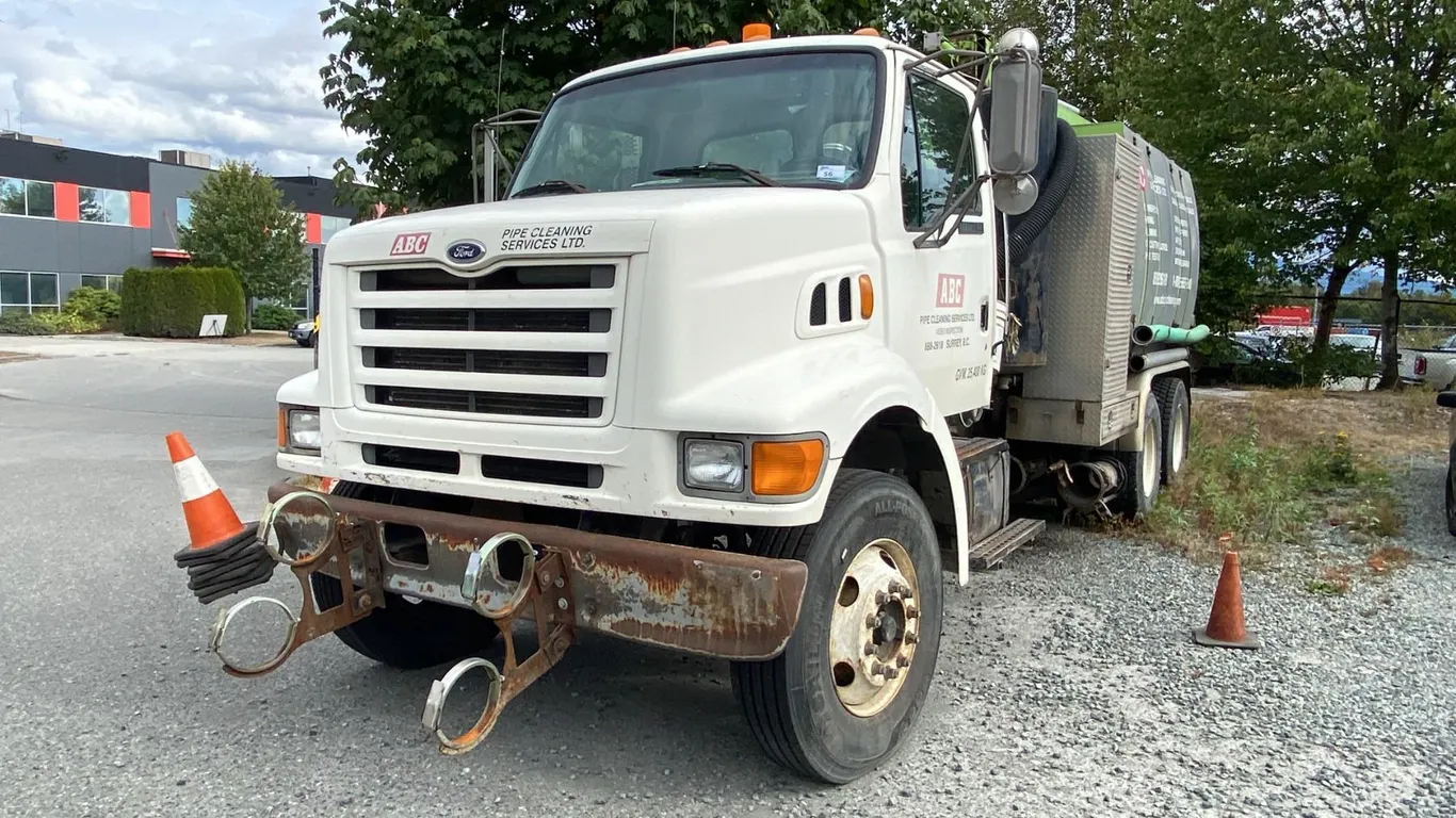 1998 FORD LOUISVILLE AQUATECH B10 COMBO TRUCK, 2DR VAC TRUCK, WHITE, VIN 1FDYW86E8WVA14450,