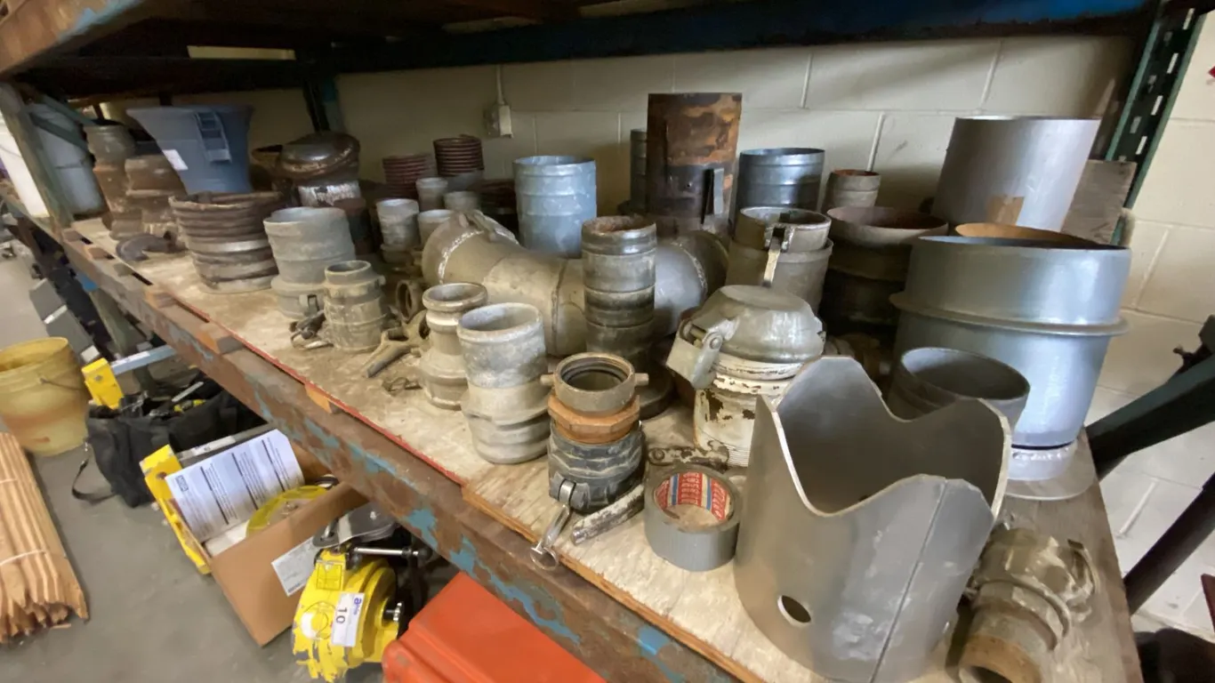 SHELF OF ASSORTED HEAVY DUTY HOSE FITTINGS