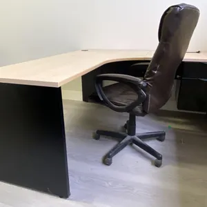 LIGHT WOOD/BLACK CONTEMPORARY 2 DRAWER L-SHAPED OFFICE DESK WITH BLACK MOBILE OFFICE CHAIR