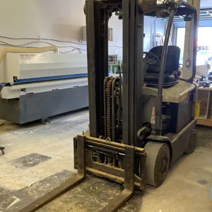 CROWN FC4515-40 ELECTRIC SIT DOWN COUNTERBALANCE FORKLIFT WITH 4,000LB CAPACITY, STANDARD FORKS,