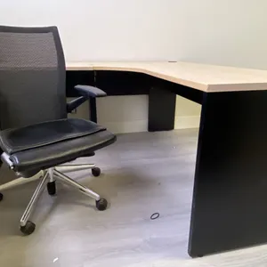 LIGHT WOOD/BLACK CONTEMPORARY 2 DRAWER L-SHAPED OFFICE DESK WITH BLACK MOBILE OFFICE CHAIR