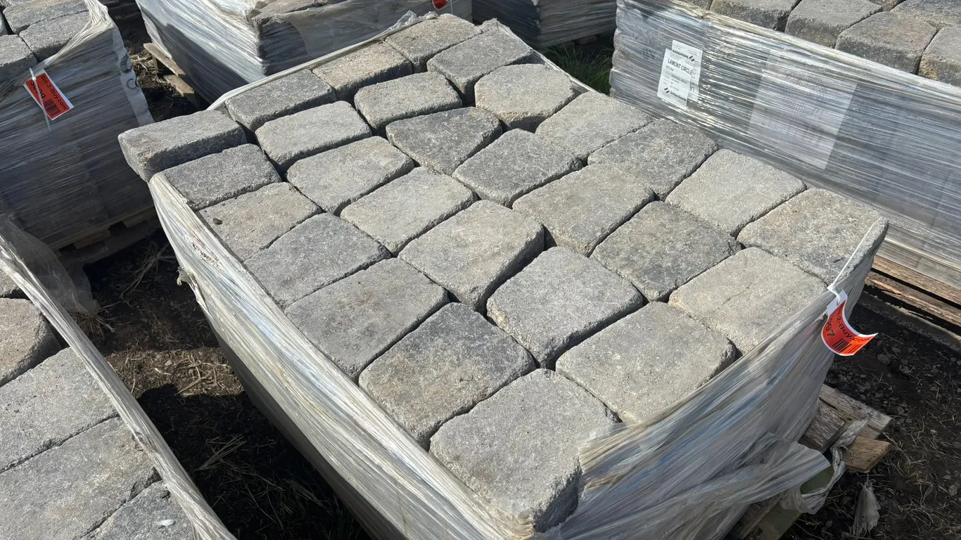 89 Sq. Ft. (200-Pieces) Lamont Circle Interlock Landscape Pavers