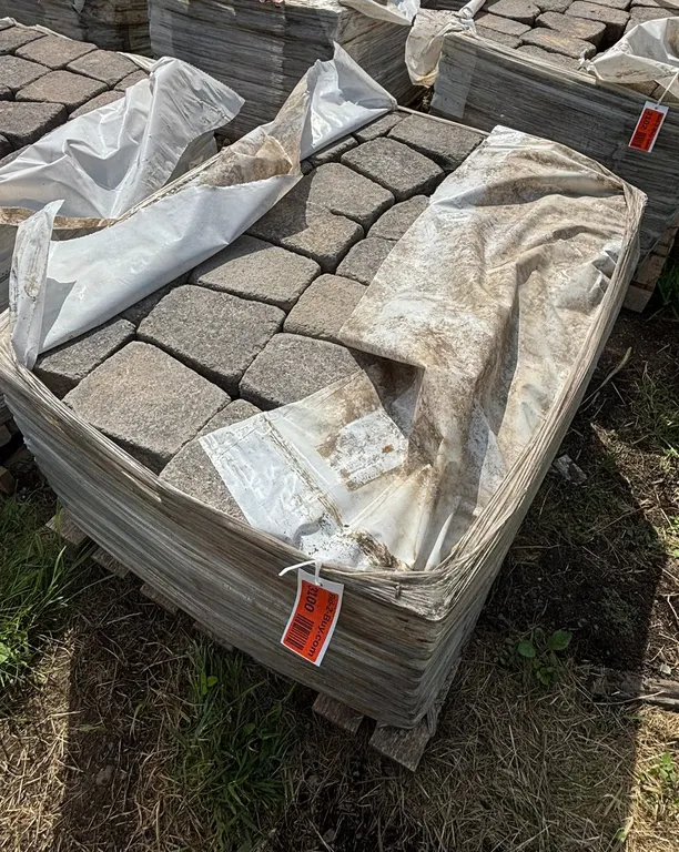 89 Sq. Ft. (200-Pieces) Lamont Circle Interlock Landscape Pavers