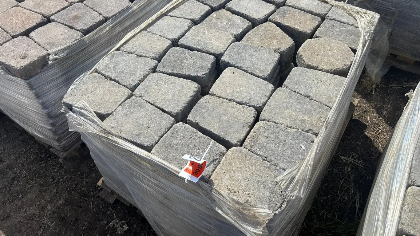 89 Sq. Ft. (200-Pieces) Lamont Circle Interlock Landscape Pavers