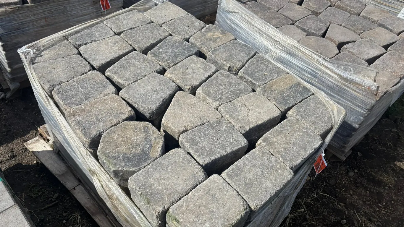 89 Sq. Ft. (200-Pieces) Lamont Circle Interlock Landscape Pavers