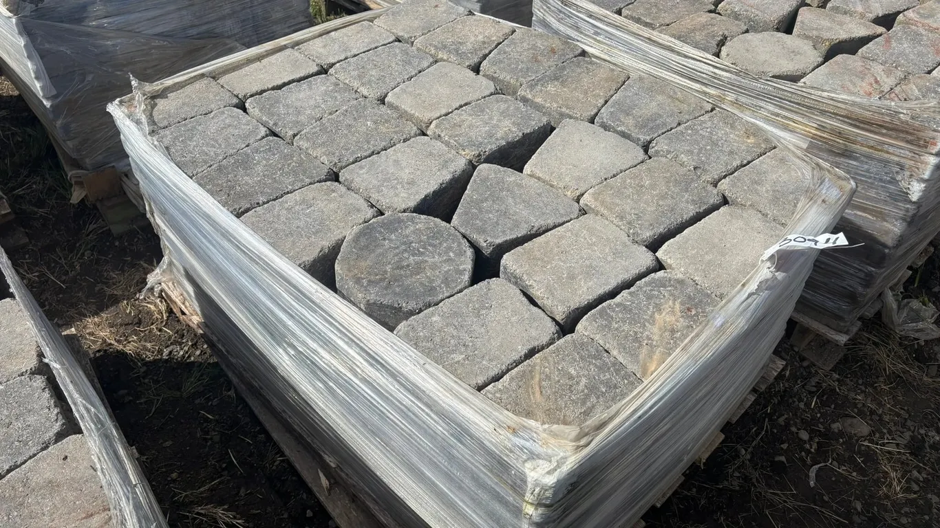 89 Sq. Ft. (200-Pieces) Lamont Circle Interlock Landscape Pavers