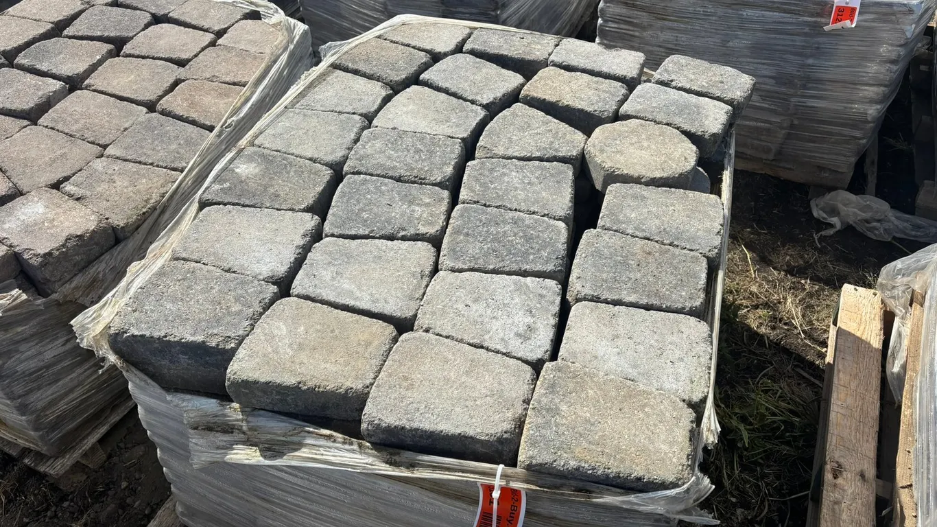 89 Sq. Ft. (200-Pieces) Lamont Circle Interlock Landscape Pavers