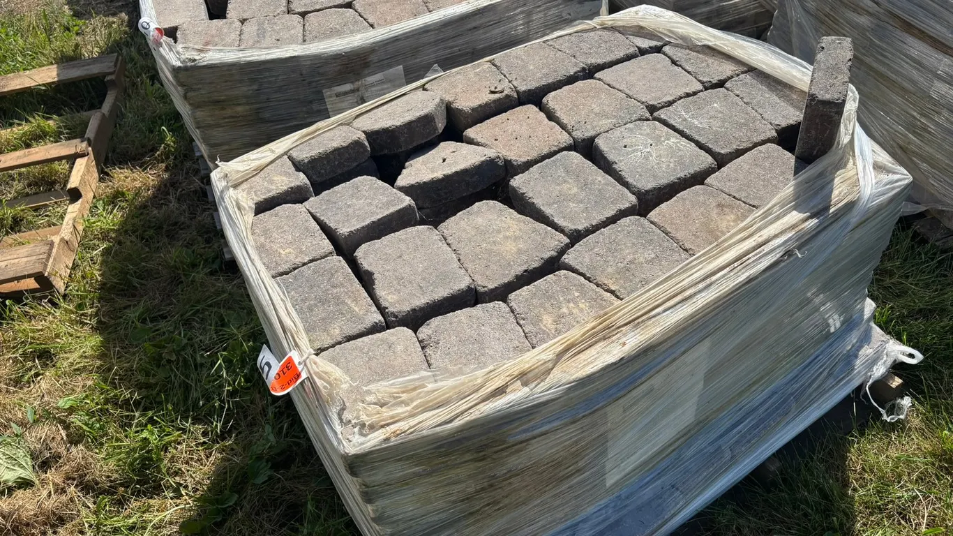 89 Sq. Ft. (200-Pieces) Lamont Circle Interlock Landscape Pavers