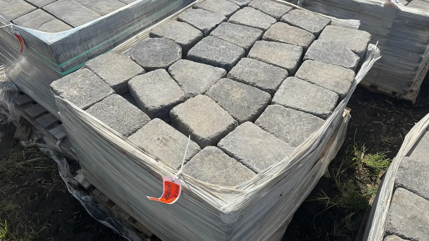 89 Sq. Ft. (200-Pieces) Lamont Circle Interlock Landscape Pavers