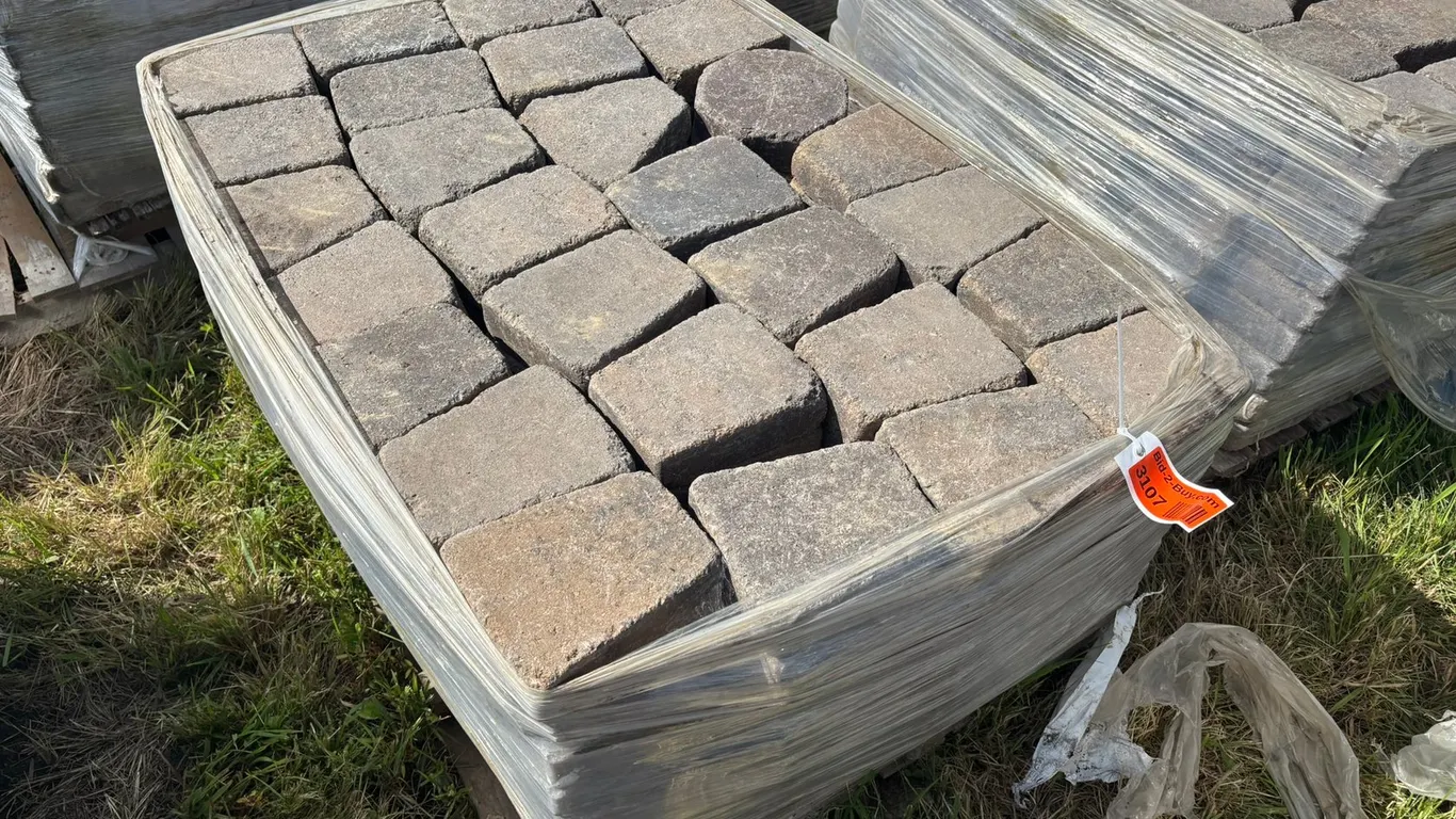 89 Sq. Ft. (200-Pieces) Lamont Circle Interlock Landscape Pavers