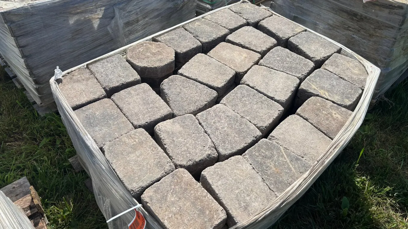 89 Sq. Ft. (200-Pieces) Lamont Circle Interlock Landscape Pavers