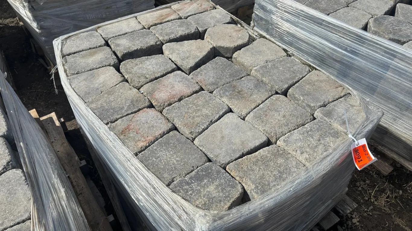 89 Sq. Ft. (200-Pieces) Lamont Circle Interlock Landscape Pavers