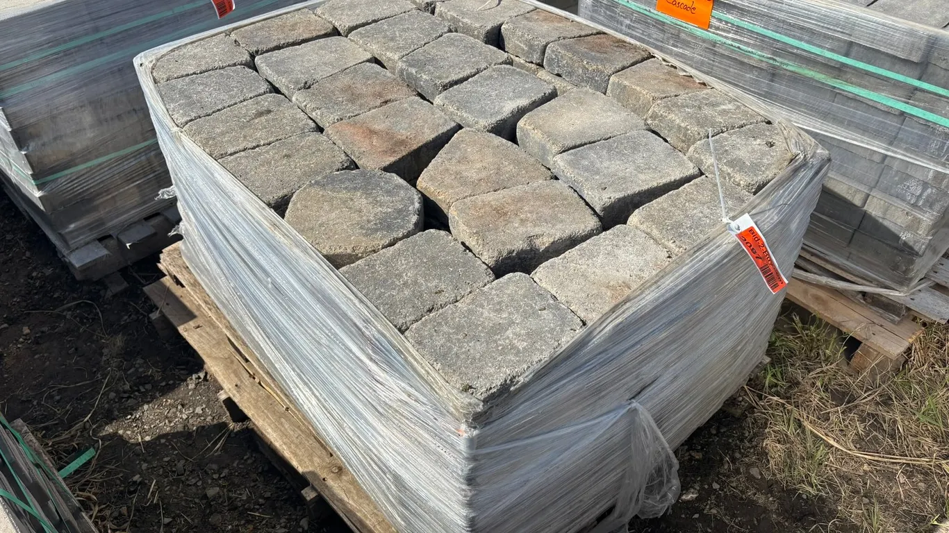 89 Sq. Ft. (200-Pieces) Lamont Circle Interlock Landscape Pavers