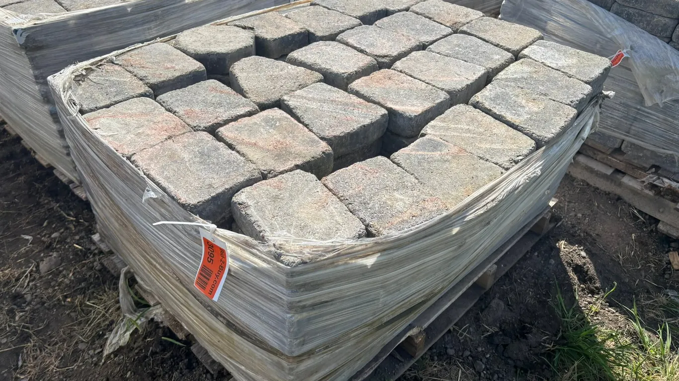89 Sq. Ft. (200-Pieces) Lamont Circle Interlock Landscape Pavers