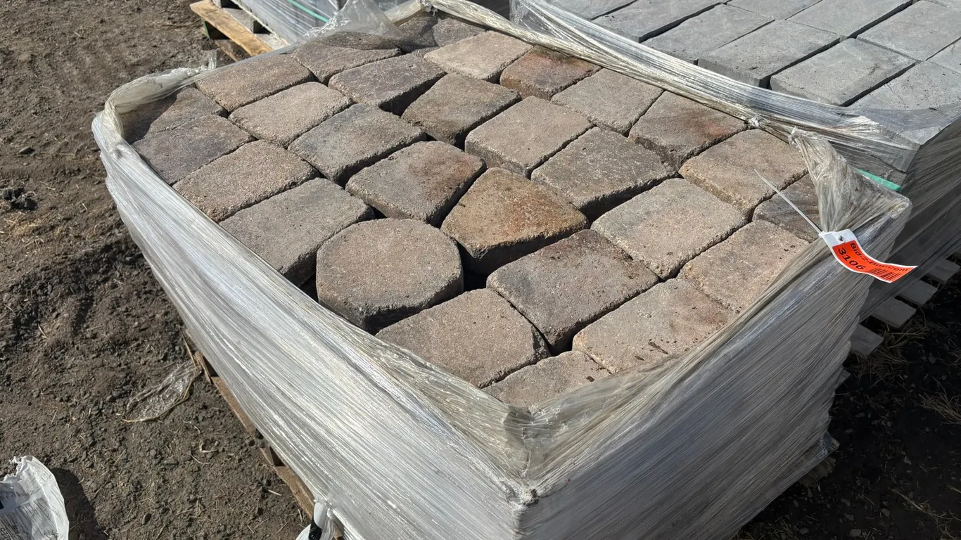 89 Sq. Ft. (200-Pieces) Lamont Circle Interlock Landscape Pavers