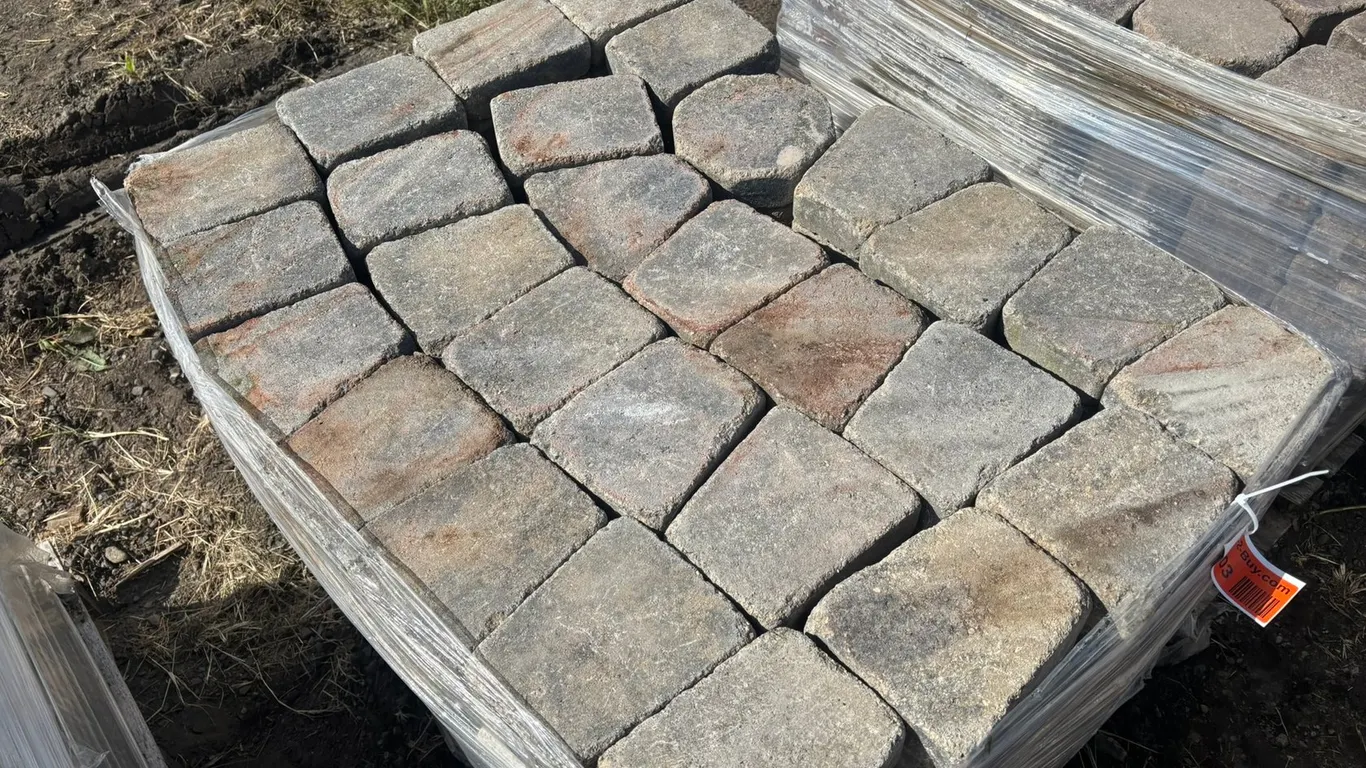 89 Sq. Ft. (200-Pieces) Lamont Circle Interlock Landscape Pavers