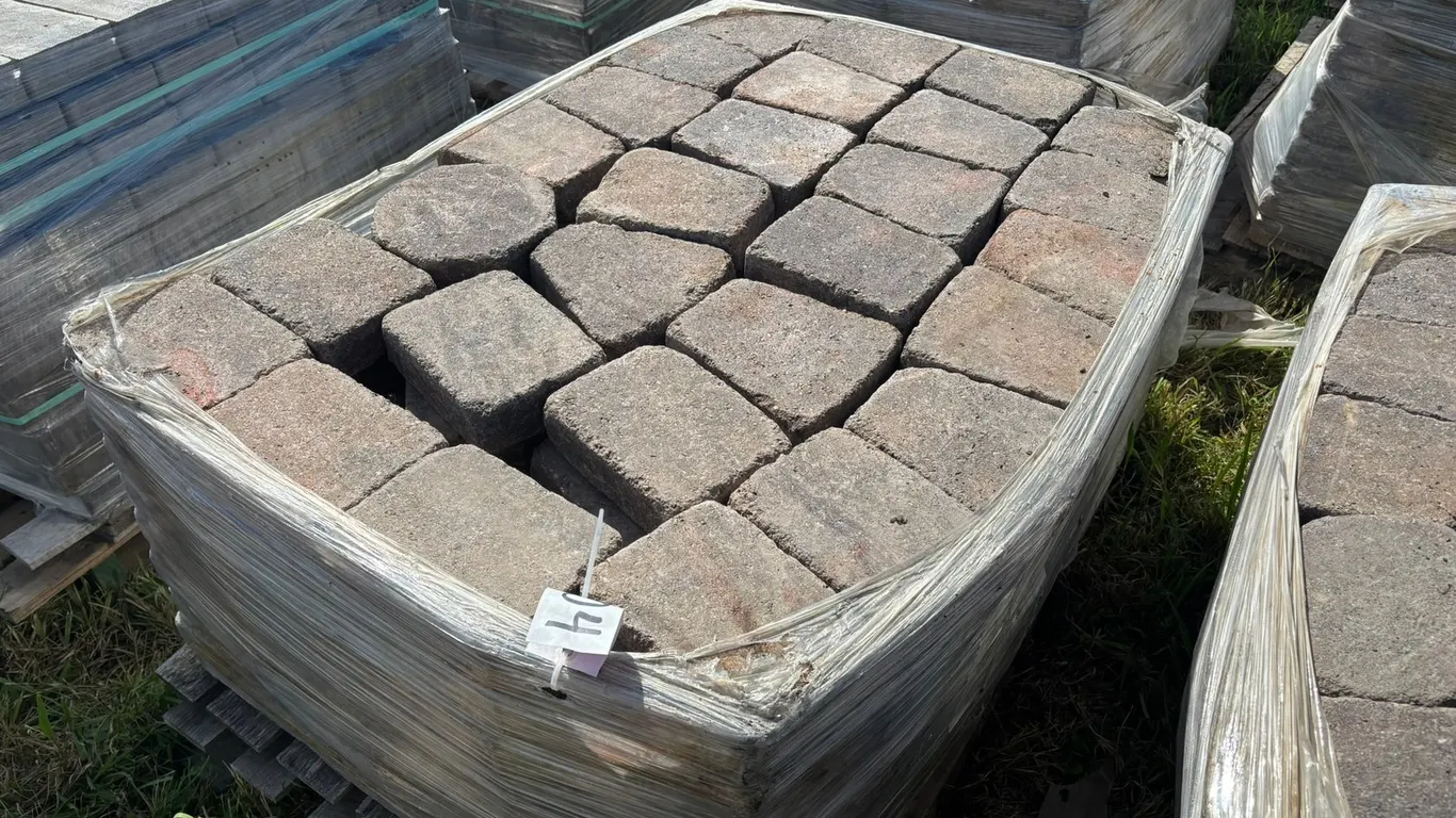 89 Sq. Ft. (200-Pieces) Lamont Circle Interlock Landscape Pavers