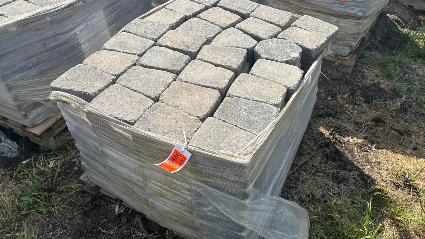 89 Sq. Ft. (200-Pieces) Lamont Circle Interlock Landscape Pavers