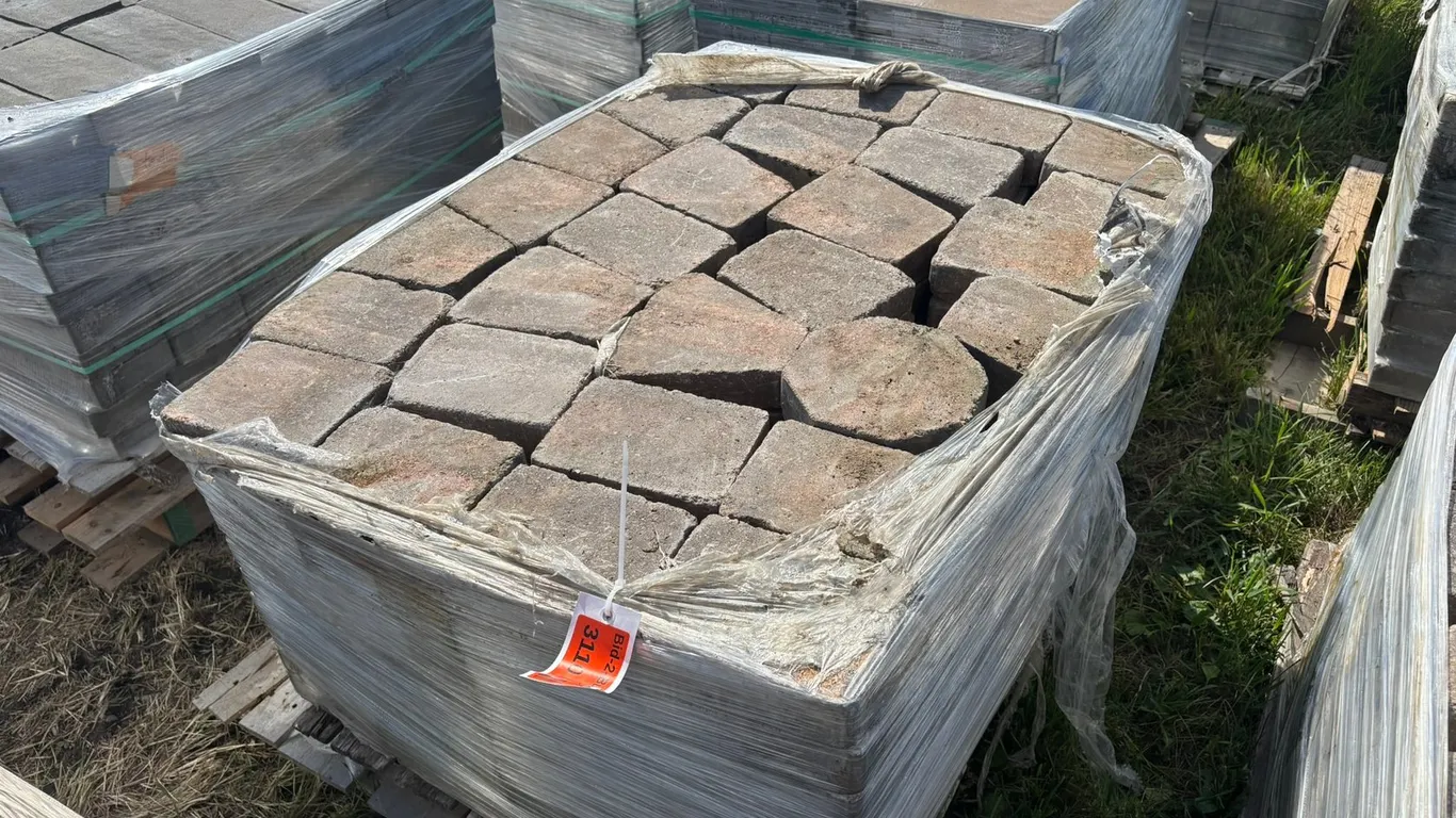 89 Sq. Ft. (200-Pieces) Lamont Circle Interlock Landscape Pavers