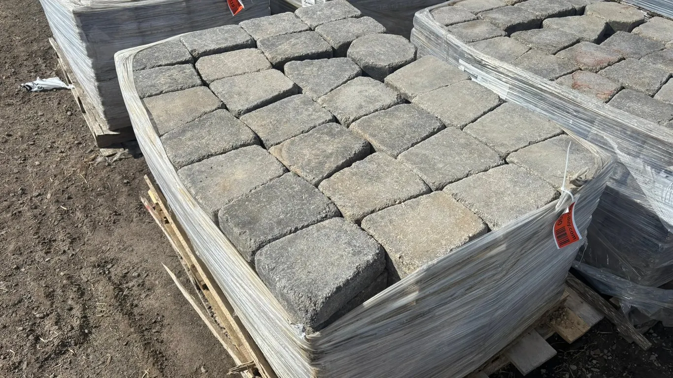 89 Sq. Ft. (200-Pieces) Lamont Circle Interlock Landscape Pavers