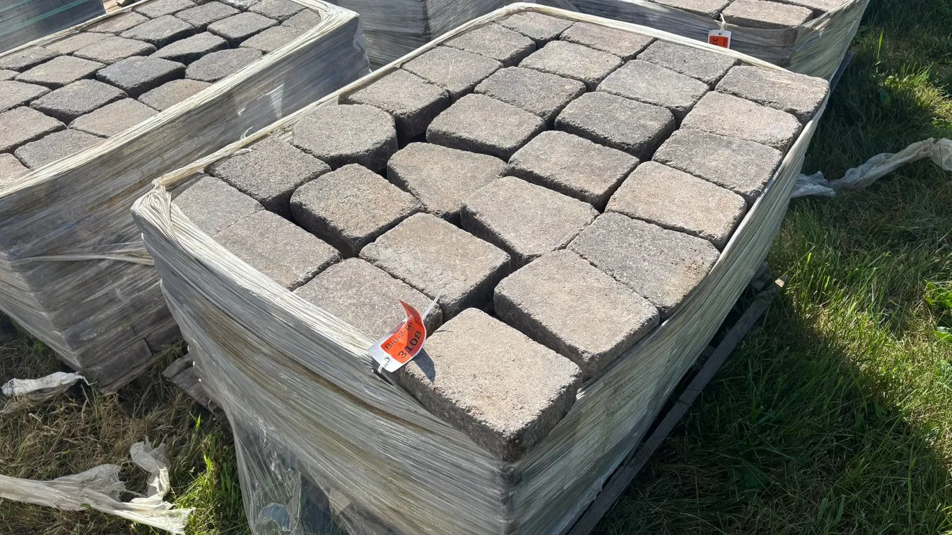 89 Sq. Ft. (200-Pieces) Lamont Circle Interlock Landscape Pavers