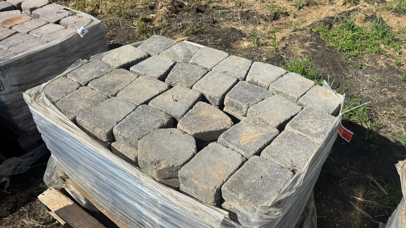 89 Sq. Ft. (200-Pieces) Lamont Circle Interlock Landscape Pavers