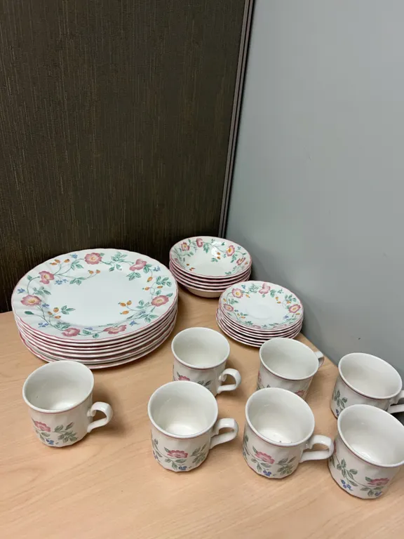Churchill Fine English Tableware Dinner Set With Floral Pattern—8 Dinner Plates, 7 Mugs, 7 Saucers,