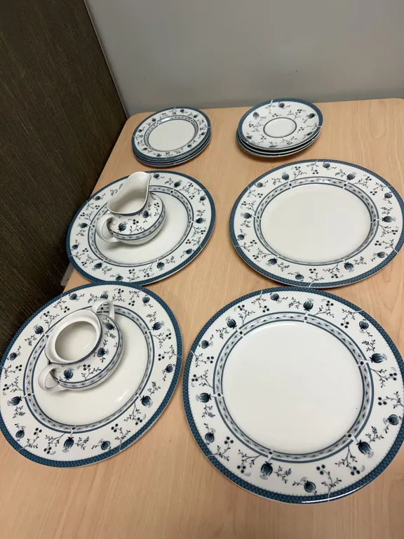 Royal Doulton Cambridge Pattern English Translucent China Dinnerware Set, Service for Four with Crea