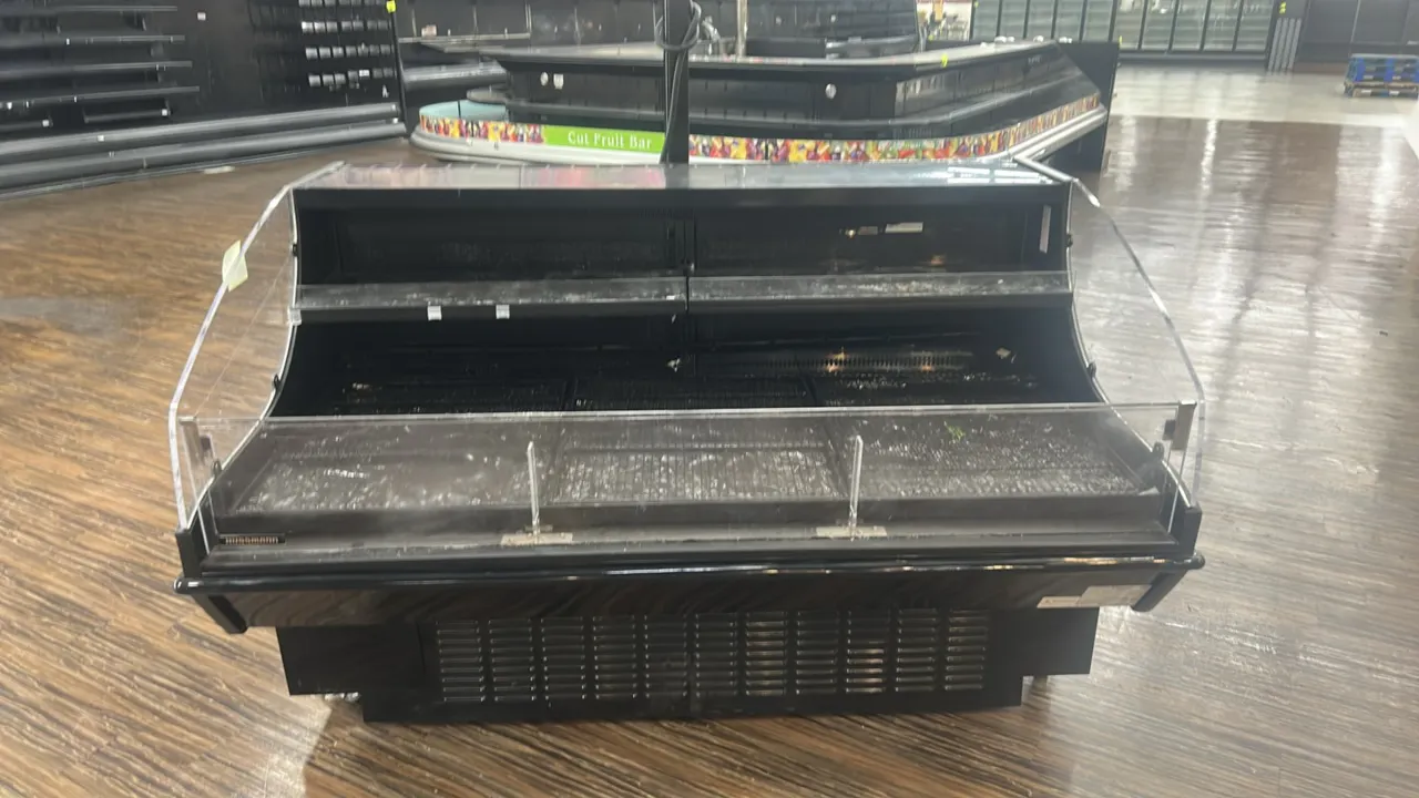 2020 Hussmann Q2SSM6S self-contained portable medium-temp display case. Features clear acrylic front and side product guards, upper shelf, lower wire
