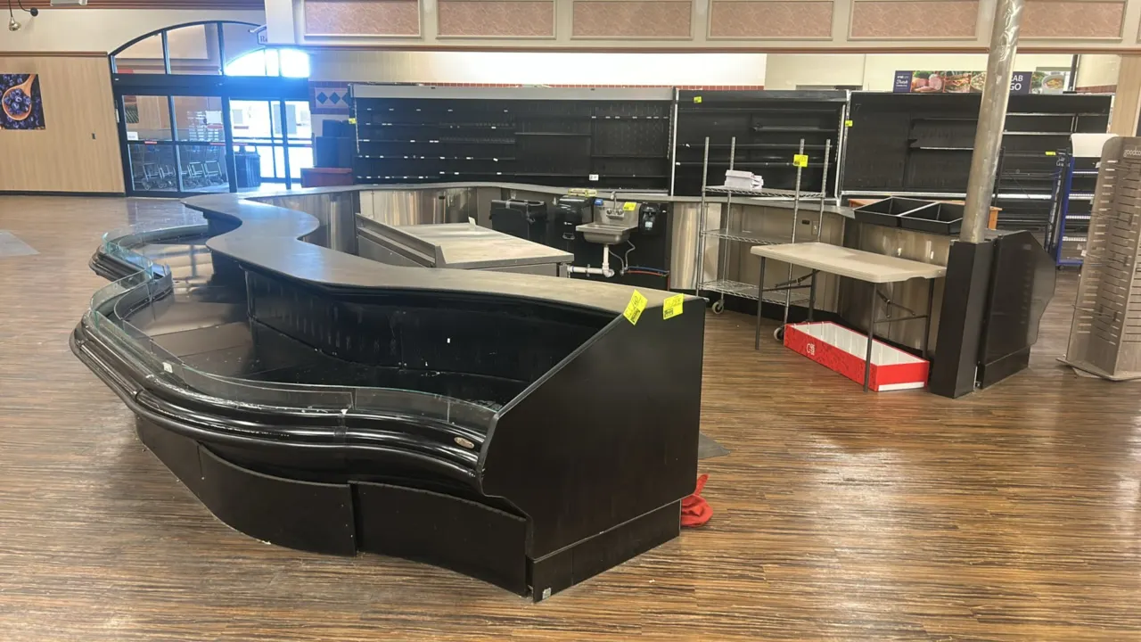 2011 Southern Store Fixtures ODC-1-185" medium-temp grab-and-go merchandising cases. Features curved serpentine design, glass front product guards, an