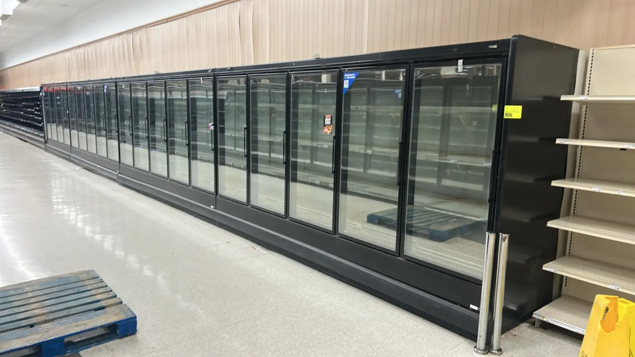 1999 Tyler L5FG5A frozen food glass doors. Features solid adjustable shelving, bottom wire decking, interior lighting, and electric defrost. Electrica