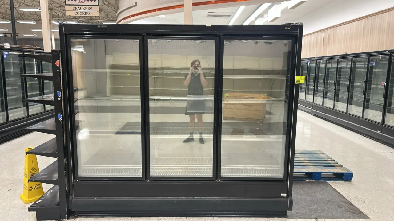 1999 Tyler L3FG5A frozen food glass doors. Features adjustable wire shelving, interior lighting, and electric defrost. Electrical: 208V, 1-Phase. Note