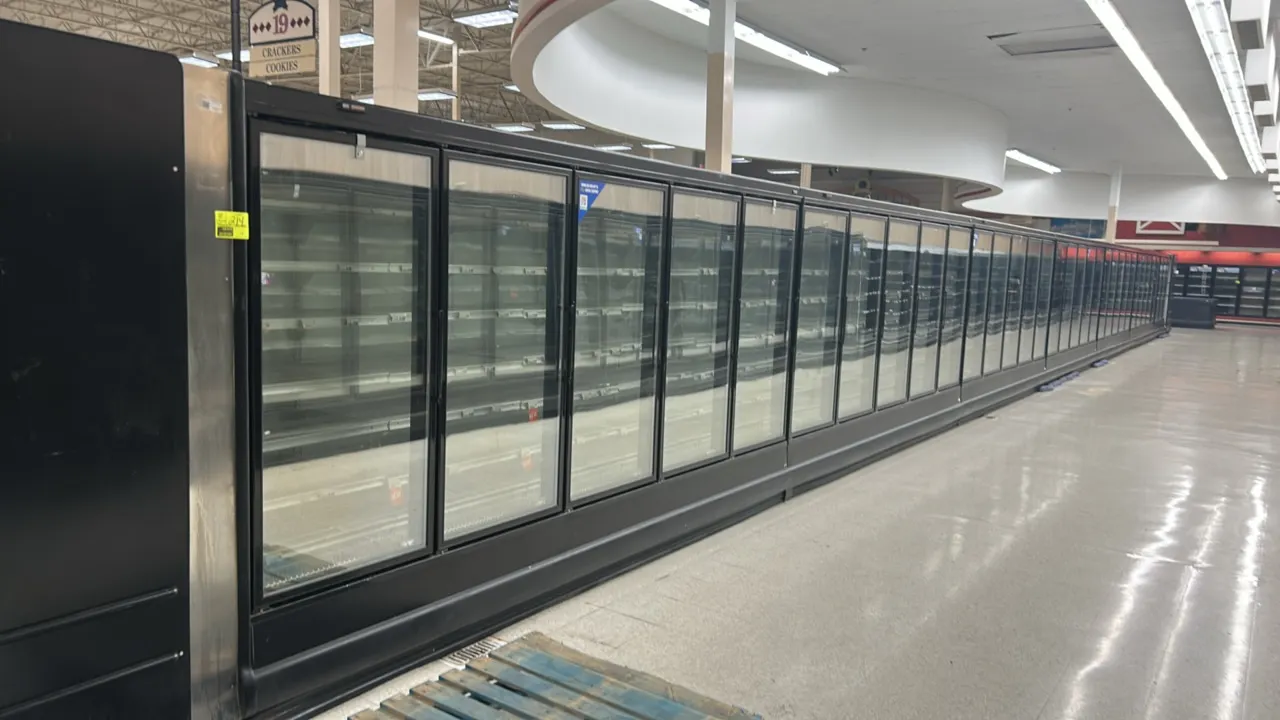 1999 Tyler L5FG5A frozen food glass doors. Features adjustable wire shelving, electric defrost, and interior lighting. Electrical: 208V, 1-Phase defro