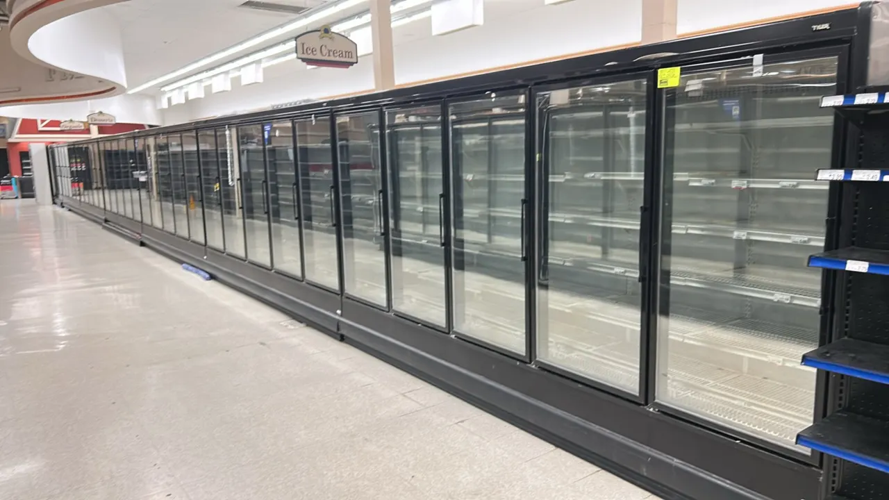1999 Tyler L5FG5A frozen food glass doors. Features adjustable wire shelving, electric defrost, and interior lighting. Electrical: 208V, 1-Phase. Note