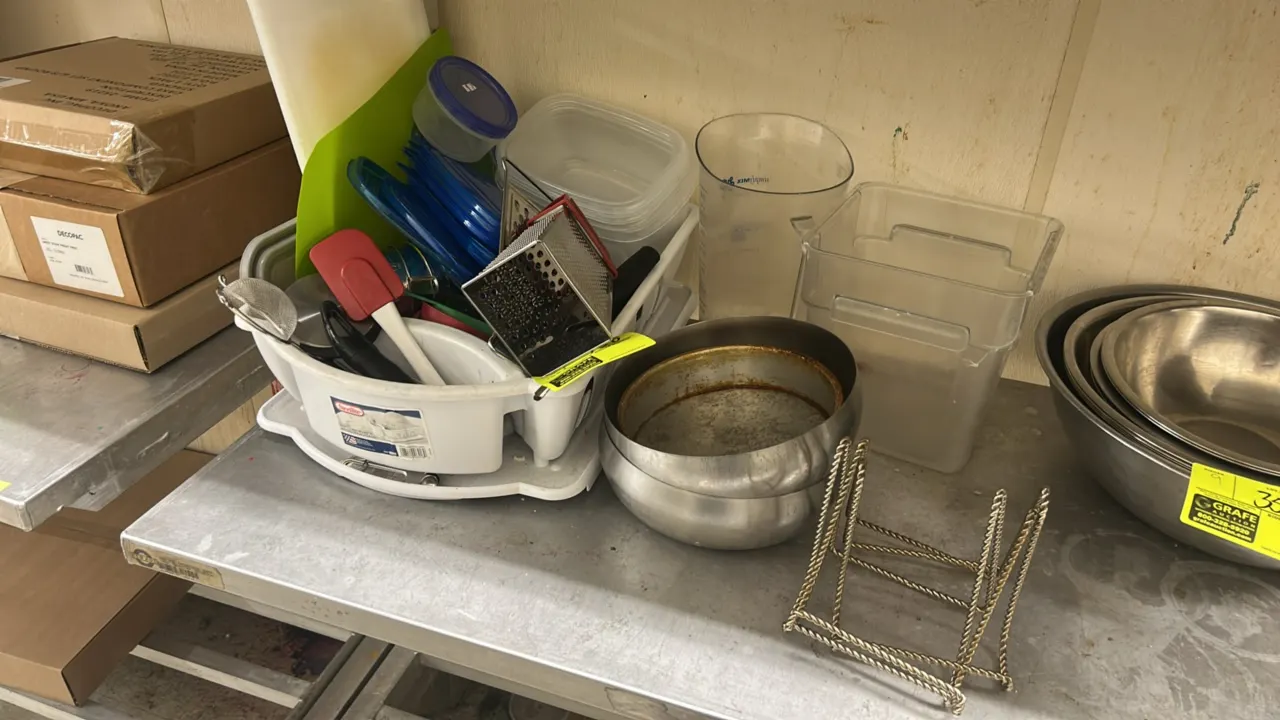 Assorted kitchenware and food prep smallwares lot. Includes plastic food storage containers with lids, clear measuring pitcher, polycarbonate food pan