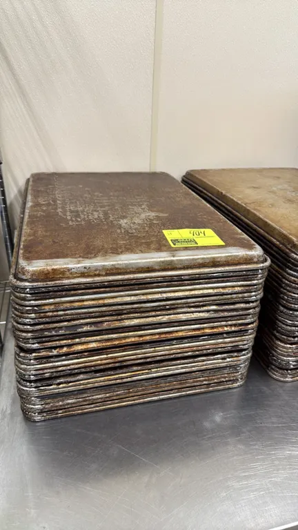 Full size aluminum baking sheet pans. Features wire-reinforced rolled rim edges. 18" x 26".