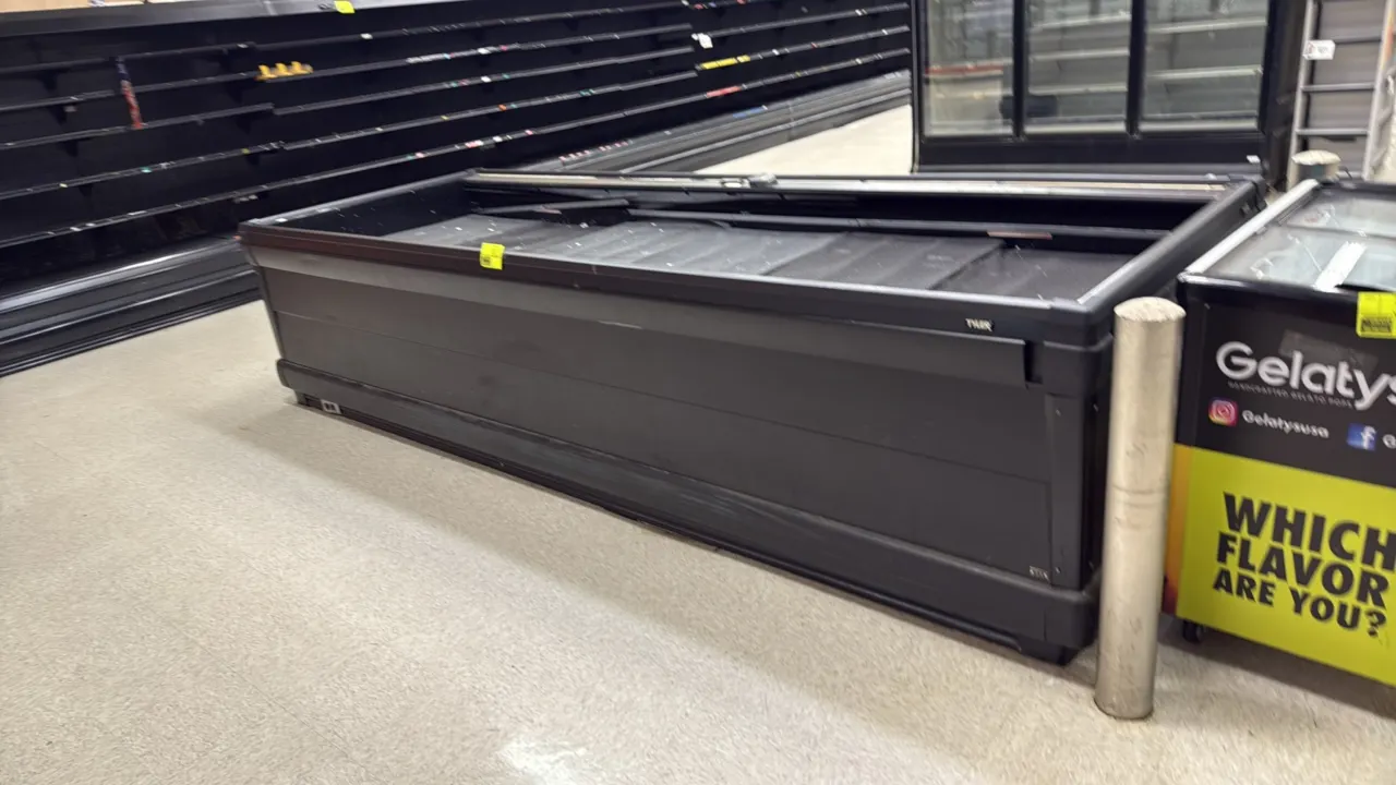 1999 Tyler LPW12 wide island display case. Features open top merchandising, interior wire deck pans, and black exterior trim. 12'L. S/N: 59724. Electr