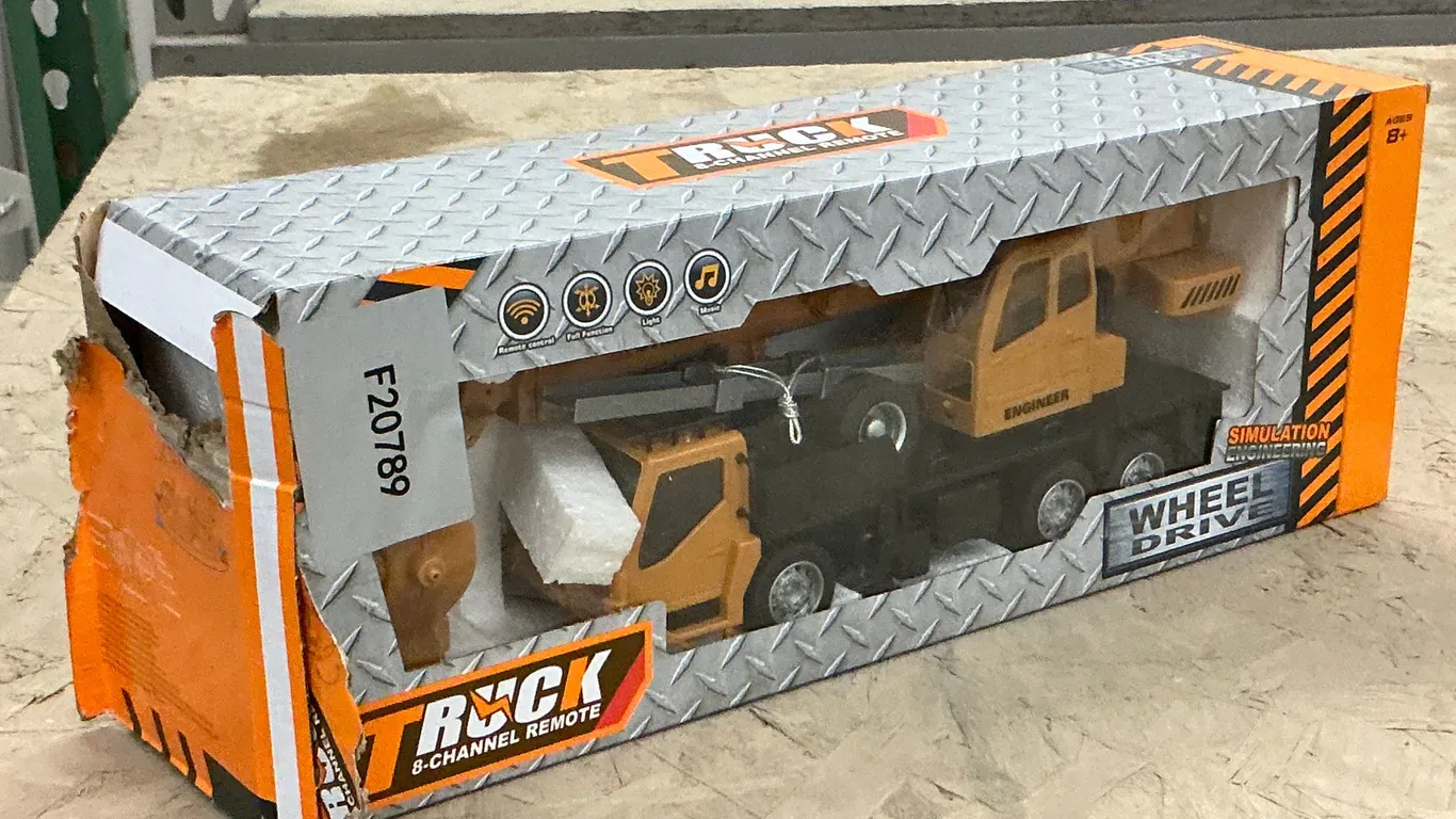 REMOTE CONTROL CRANE TOY SN# F20789 ***SHIPPING DAMAGE TO BOX***