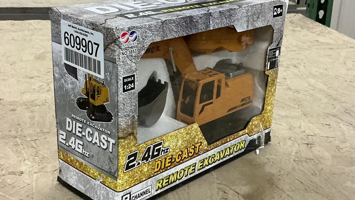 REMOTE CONTROL EXCAVATOR TOY SN# F20785 ***SHIPPING DAMAGE TO BOX**