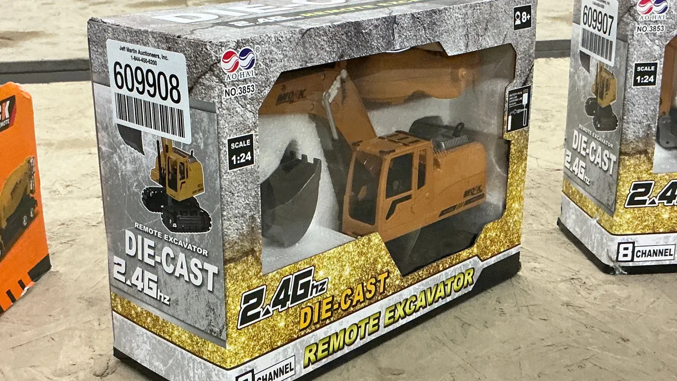 REMOTE CONTROL EXCAVATOR TOY SN# F20786